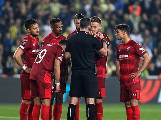 欧联加时末段再迎强敌，夏洛特黄蜂临场应变，主帅态度：压力陡增，临场指挥获称赞的简单介绍